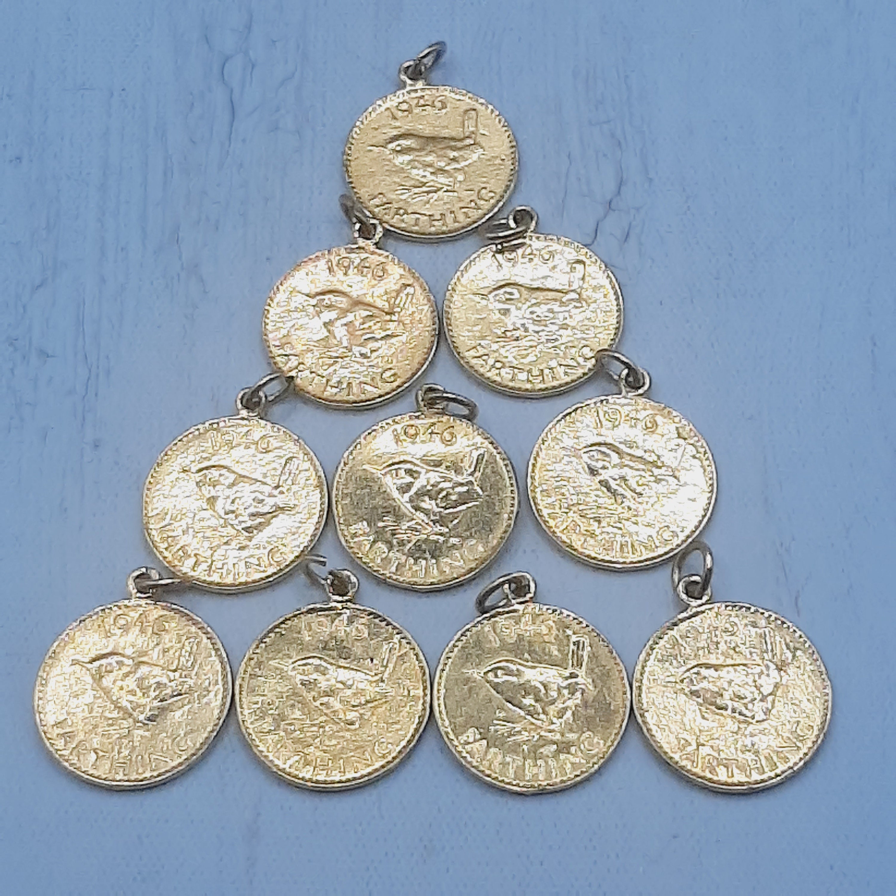 ヴィンテージ コイン チャーム 10 個... 1946 年「偽」ファージング... 明るいゴールド チャーム... レン バード ファージング...  ジョージ 6 世