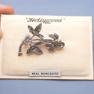 c.1960s Marcasite Flower Broche... Signé Hollywood... Carte de vente originale