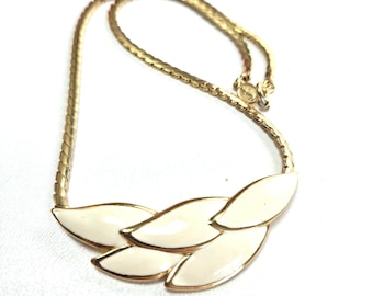 Signed Napier Cream Enamel Bib Necklace: c.1980s Bright Goldtone Flat Serpentine Chain, Overlapping Leaf