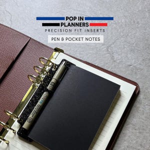 Passante per penna rimovibile e tasca porta-note per agende, raccoglitori ad anelli e diari di viaggio portatili.