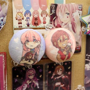 Meiluka Meiko och Megurine Luka Plushie Plysch Pinback Button Pin