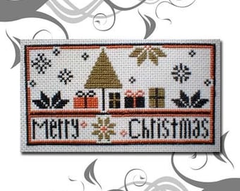 Pode incluir: Um padrão de ponto cruz intitulado The Stitcherhood Simply Divine Cross Stitch #53 Merry Christmas. O design apresenta uma árvore dourada central, presentes embrulhados, flocos de neve e o texto Merry Christmas em letras pretas sobre tecido branco.
