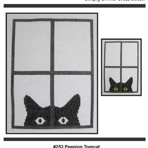 Op de afbeelding: Zwarte kat die door een raam kijkt met een wit en grijs rasterpatroon. De afbeelding is een kruissteekpatroon met de titel "#253 Peeping Tomcat" met de tekst "2020 All Rights Reserved" en "www.thestitcherhood.com".