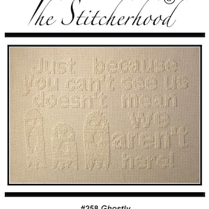 Pode incluir: Um padrão de ponto cruz branco com o texto "Just because you can't see it doesn't mean it's not here!" O padrão é intitulado "#258 Ghostly" e inclui as informações de direitos autorais "© 2020 All Rights Reserved www.thestitcherhood.com".