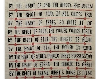 Puede incluir: Un patrón de punto de cruz con el texto "The Stitcherhood" y "Simply Divine Cross Stitch" en la parte superior. El patrón presenta un poema sobre nudos y magia, con el texto "#246 Knot Magic" y "2020 All Rights Reserved" en la parte inferior.