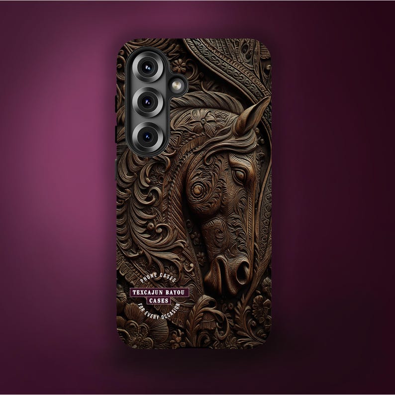 Peut inclure: Une coque de t&eacute;l&eacute;phone marron pr&eacute;sentant un motif en relief d&eacute;taill&eacute; de t&ecirc;te de cheval avec des volutes florales complexes. La partie inf&eacute;rieure comprend un logo circulaire avec le texte TEXCAJUN BAYOU CASES, PHONE CASES, et FOR EVERY OCCASION.