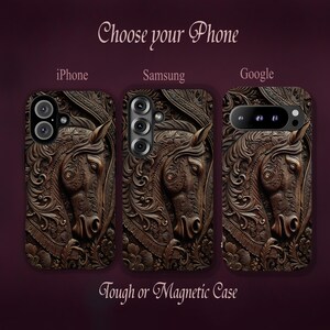Peut inclure: Trois coques de t&eacute;l&eacute;phone &eacute;tiquet&eacute;es iPhone, Samsung et Google, chacune pr&eacute;sentant un motif de t&ecirc;te de cheval en relief marron fonc&eacute; avec des motifs floraux complexes. Le texte Choose your Phone et Tough or Magnetic Case est visible.