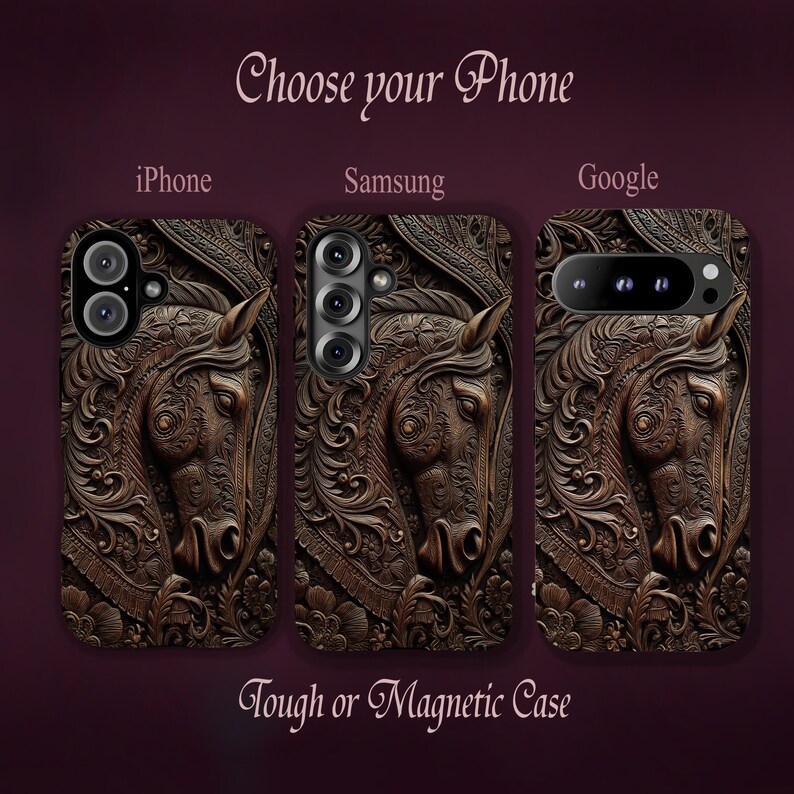 Peut inclure: Trois coques de t&eacute;l&eacute;phone &eacute;tiquet&eacute;es iPhone, Samsung et Google, chacune pr&eacute;sentant un motif de t&ecirc;te de cheval en relief marron fonc&eacute; avec des motifs floraux complexes. Le texte Choose your Phone et Tough or Magnetic Case est visible.