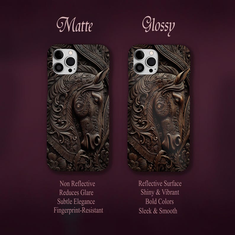 Peut inclure: Deux coques de t&eacute;l&eacute;phone pr&eacute;sentant un motif de t&ecirc;te de cheval en relief marron fonc&eacute; avec des motifs floraux complexes. L'une est &eacute;tiquet&eacute;e Matte, indiquant une surface non r&eacute;fl&eacute;chissante, et l'autre Glossy, indiquant une surface brillante.