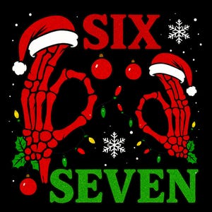 Peut inclure: Graphique festif sur fond noir. Deux mains de squelette rouges, coiffées de bonnets de Père Noël, forment les chiffres six et sept. Le mot "SIX" est en rouge, et "SEVEN" est en vert. Guirlandes lumineuses et boules de Noël complètent le design.
