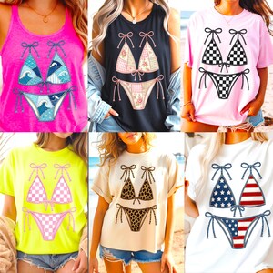 Peut inclure: Une collection de six t-shirts et débardeurs arborant des imprimés graphiques d'ensembles de bikini. Les motifs incluent des vagues bleues, du patchwork floral rose, des damiers noirs et blancs, des damiers rose fluo, du léopard et le drapeau américain.