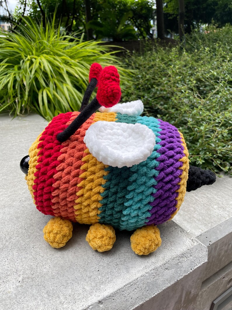 Big Rainbow Bee Plush Crochet Pattern / Stuffie / Plushie / Amigurimi ...