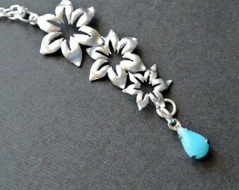 Triple flowers necklace,Flower pendant,Wedding jewelry gift for her,Silver neckalce for bridesmaids gift,Floral necklace bridal gift