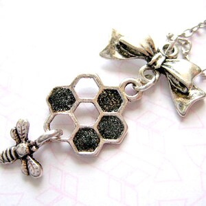 Honig Biene Halskette, Wabe Halskette, Biene Anhänger Halskette, Hummel Halskette, Biene Charm Halskette, Insekt Schmuck, Biene Anhänger Halskette