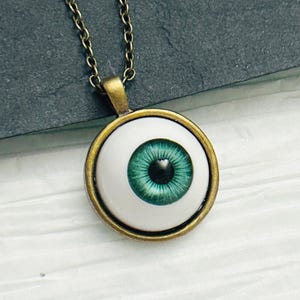 Green Eyeball Charm Necklace, Bold Scary Jewelry for Halloween Lovers, Gothic Green Eyeball Pendant, Statement Jewelry for Halloween