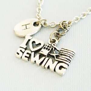 Ik hou van naaiketting, eerste naaiketting, eerste handgestempeld, gepersonaliseerd, antiek zilver, monogram