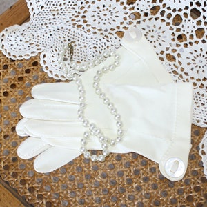 1950s Ivory White Formal Party Wedding Gloves . Vintage 50s 60s Cotton Wrist Gloves with Buttons . Size  6 1/2 to 7