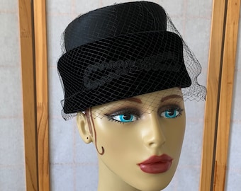 1950s Black Velvet Satin Bucket Hat . Vintage 50s Top Hat with Birdcage Netting Veil
