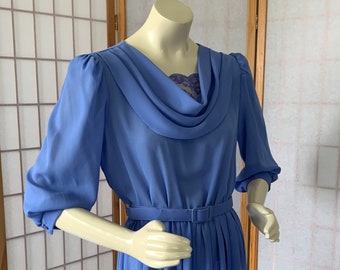 1980s Bobby’s Girl Lavender Blue Dress . Vintage 80s 90s Draped Cowl Neck Belted and Pleated Skirt Dress . Blousy Dress . Size Large