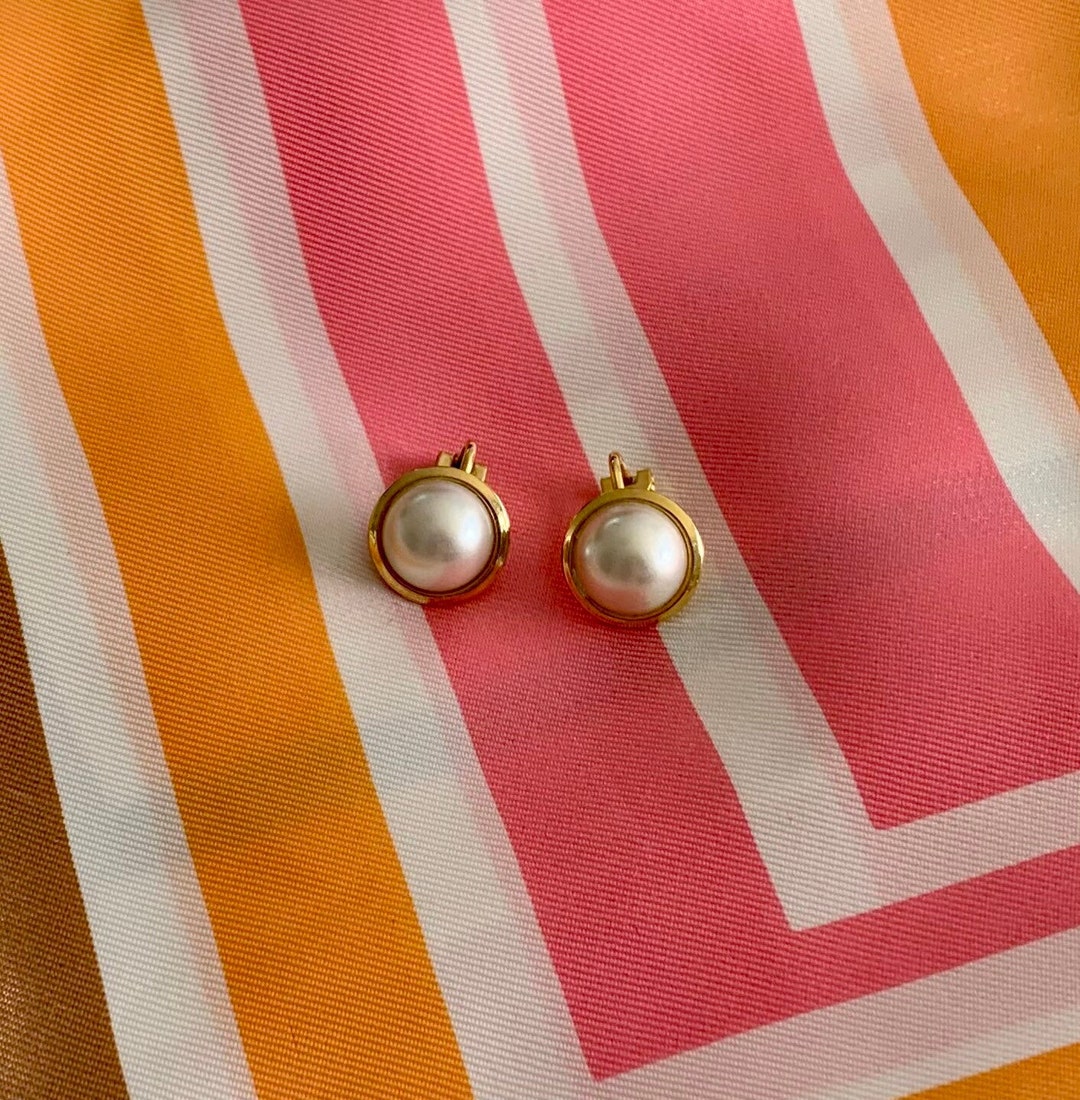 1960s White Pearl Clip on Earrings . Vintage 60s Retro Faux Pearl