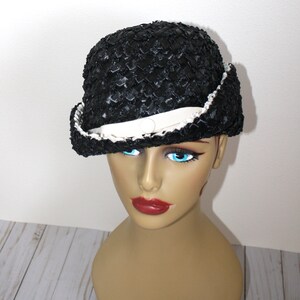 1950s Black Pillbox Hat . Vintage 50s 60s Black Woven Raffia Straw Bucket Hat by Betmar . Ivory Bow & Trim . Derby Pillbox Hat image 2