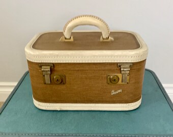 1950s SKYWAY Train Case Small Mid Century Suitcase . Vintage 50s 60s Tan Beige Brown Travel Luggage Overnight Case with Burgundy Interior