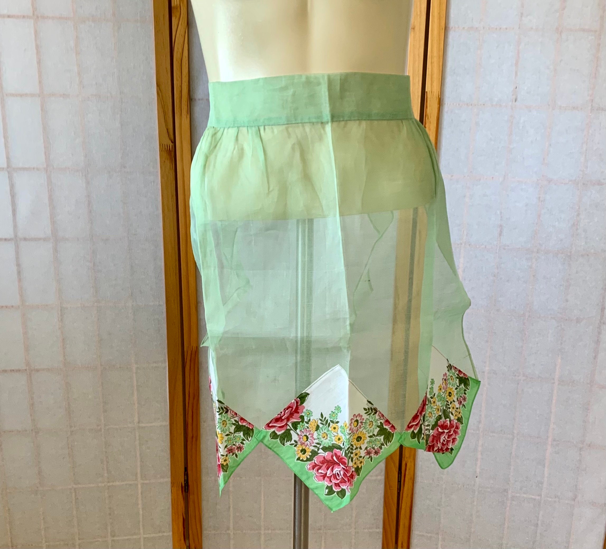 Vintage 1950s Handmade Floral Print Half Apron Skirt Vintage White & Purple Floral Half Apron with Pockets – In  main image 2