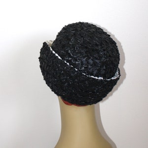 1950s Black Pillbox Hat . Vintage 50s 60s Black Woven Raffia Straw Bucket Hat by Betmar . Ivory Bow & Trim . Derby Pillbox Hat image 5