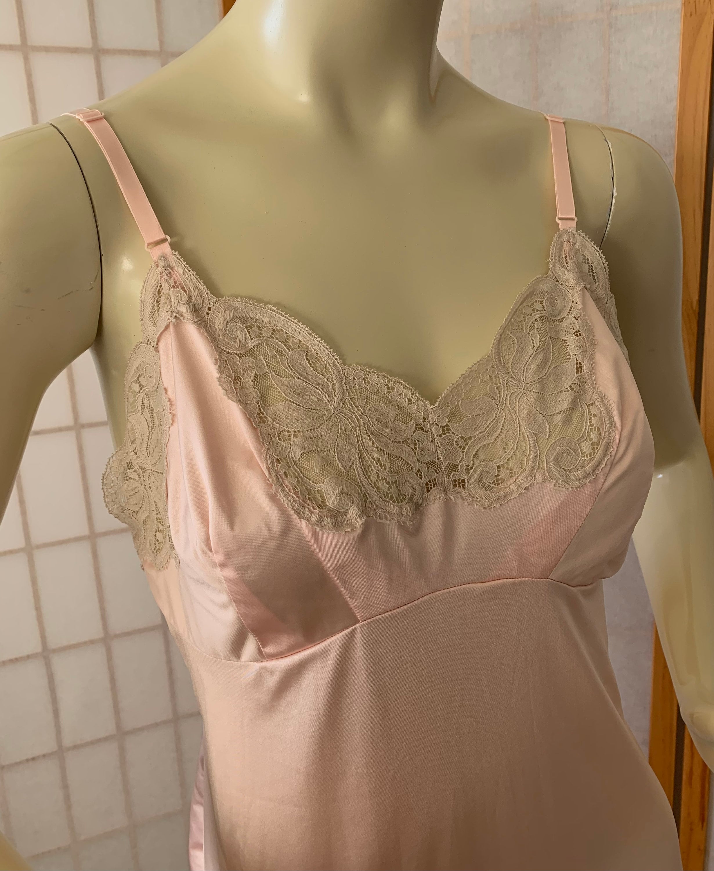 RARE 1950s bullet bra Vintage Slip lace chiffon Shiny Nightgown Lingerie  Nylon - Mercado 1 to 20 Dirham Shop