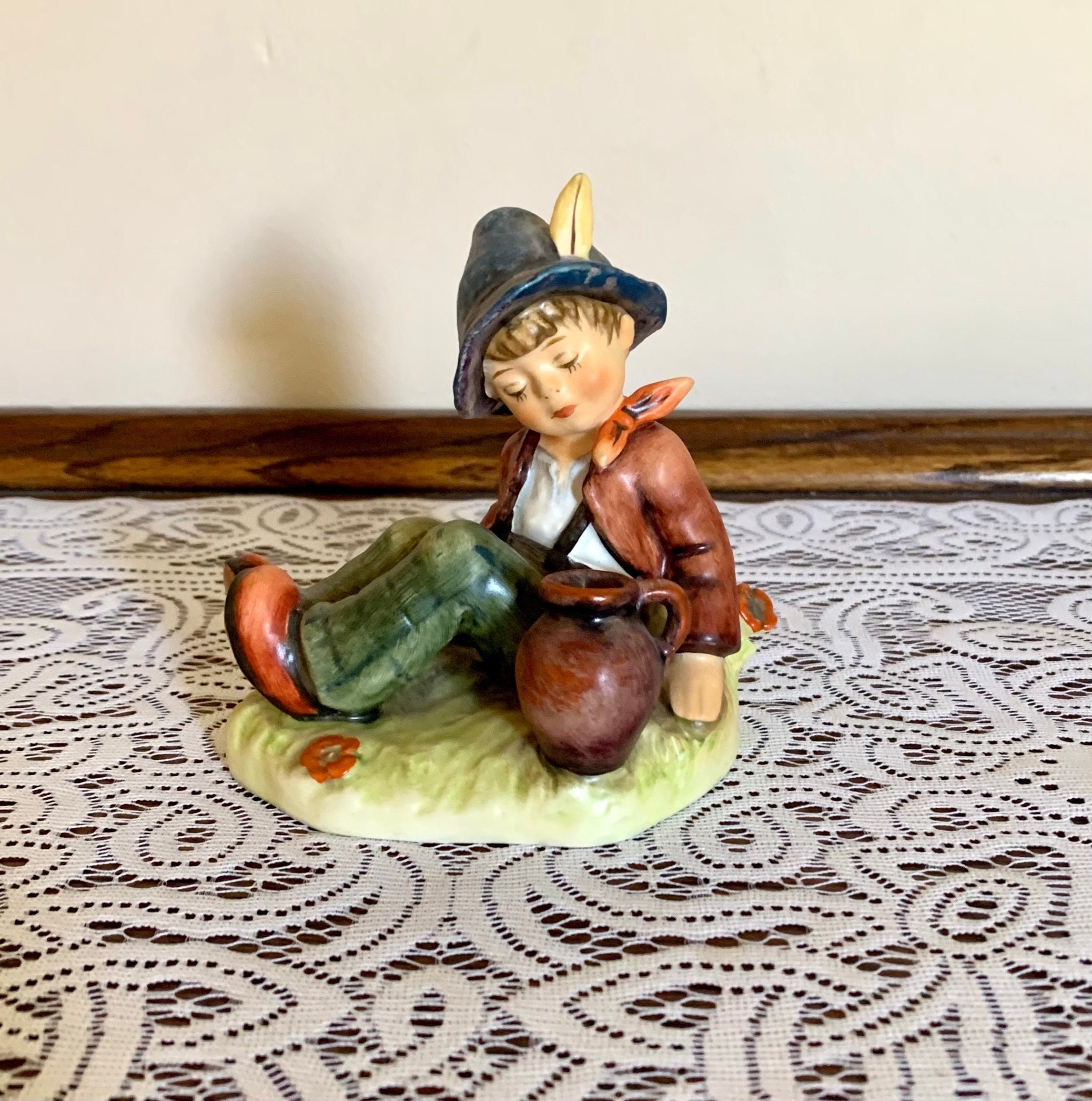 陶器製少年フィギュア バスケット付き　Goebel 陶器製少年フィギュア バスケット付き Goebel