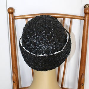 1950s Black Pillbox Hat . Vintage 50s 60s Black Woven Raffia Straw Bucket Hat by Betmar . Ivory Bow & Trim . Derby Pillbox Hat image 10