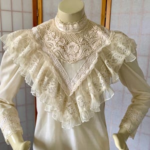 1970s Gunne Sax Jessica’s Gunnies Victorian Style Ruffles & Lace Blouse . Vintage 70s Beautiful Satin and Lace Cotton Blouse . Size Small