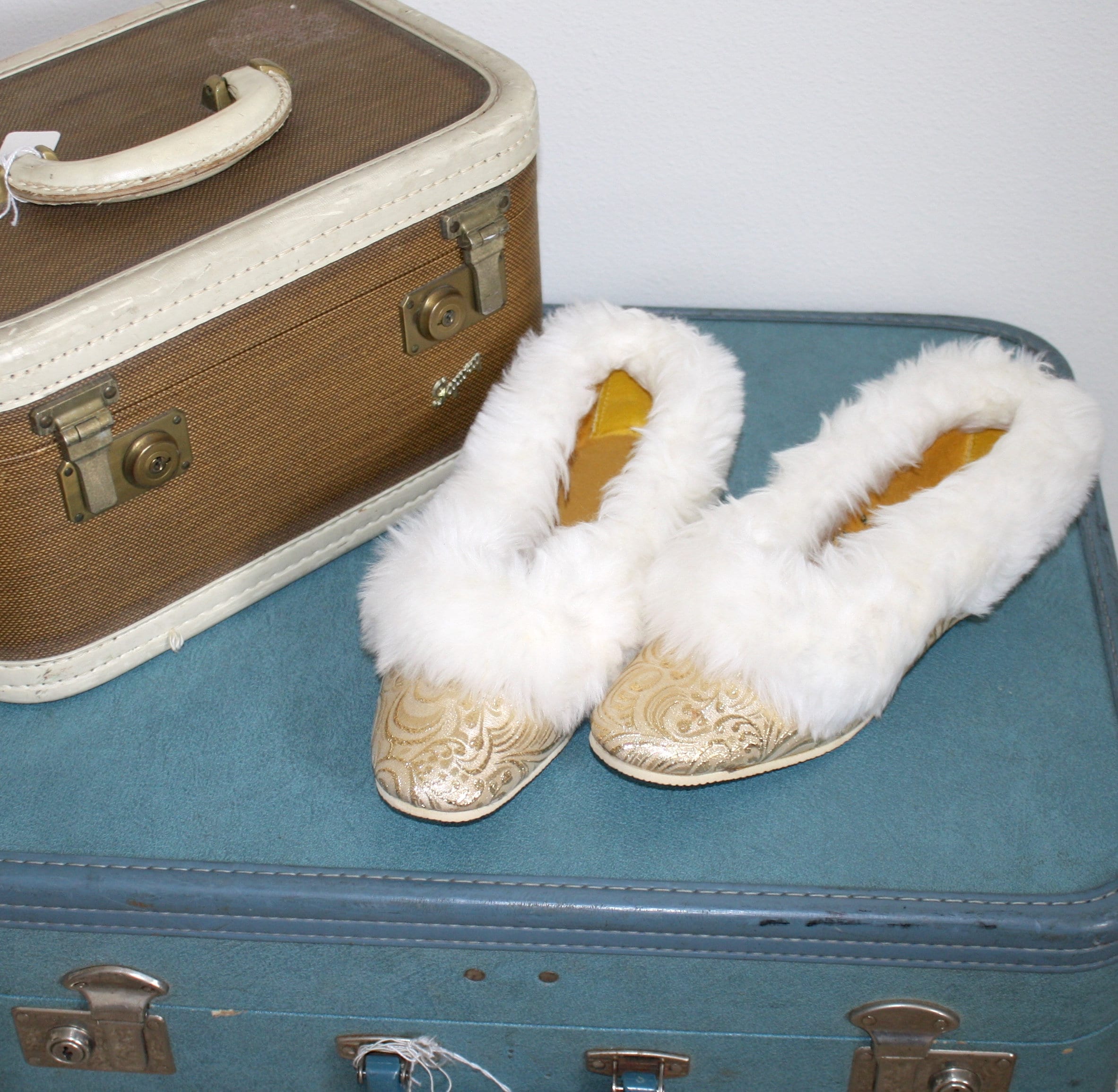 1960s Gold Brocade OLD HOLLYWOOD Slippers with White Faux Fur Vintage