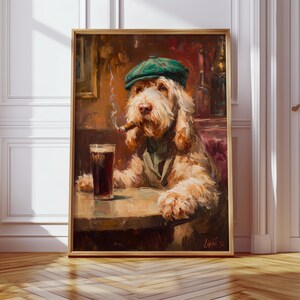 Puede incluir: Pintura enmarcada que representa a un perro con gorra y chaqueta verdes, fumando un cigarro y disfrutando de una bebida oscura. La obra de arte tiene una estética vintage, con tonos cálidos y una representación detallada del pelaje y la expresión del perro. El interior es oscuro.