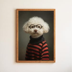 Könnte beinhalten: Gerahmtes Porträt eines weißen Pudels mit runder schwarzer Brille und einem schwarz-rot gestreiften Pullover. Der Hund ist vor einem gedämpften grünen Hintergrund zentriert, was ein skurriles und künstlerisches Stück ergibt.