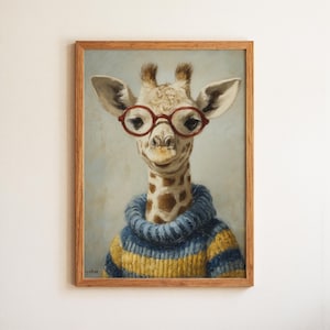 Könnte beinhalten: Gerahmter Druck mit einer Giraffe, die eine rote Brille und einen blau-gelb gestreiften Pullover trägt. Die Giraffe hat einen freundlichen Ausdruck und ist vor einem weichen, neutralen Hintergrund platziert. Der Rahmen besteht aus hellbraunem Holz.