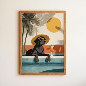Può includere: Una stampa artistica incorniciata raffigura un cane nero con occhiali da sole e un cappello giallo, che si rilassa in una piscina. Il cane si appoggia al bordo della piscina, con un cocktail vicino. Lo sfondo presenta un sole, palme e una tavolozza di colori retrò.