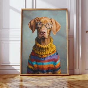 Puede incluir: Retrato enmarcado de un perro con gafas redondas y un su&eacute;ter a rayas de colores. El perro tiene pelaje marr&oacute;n y est&aacute; sobre un fondo azul gris&aacute;ceo apagado. El su&eacute;ter presenta rayas horizontales amarillas, azules, moradas y rojas.