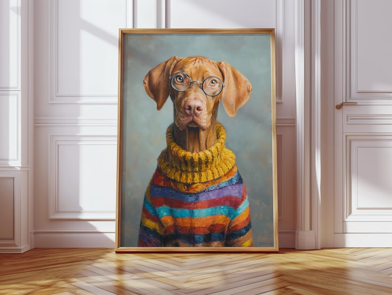 Puede incluir: Retrato enmarcado de un perro con gafas redondas y un su&eacute;ter a rayas de colores. El perro tiene pelaje marr&oacute;n y est&aacute; sobre un fondo azul gris&aacute;ceo apagado. El su&eacute;ter presenta rayas horizontales amarillas, azules, moradas y rojas.