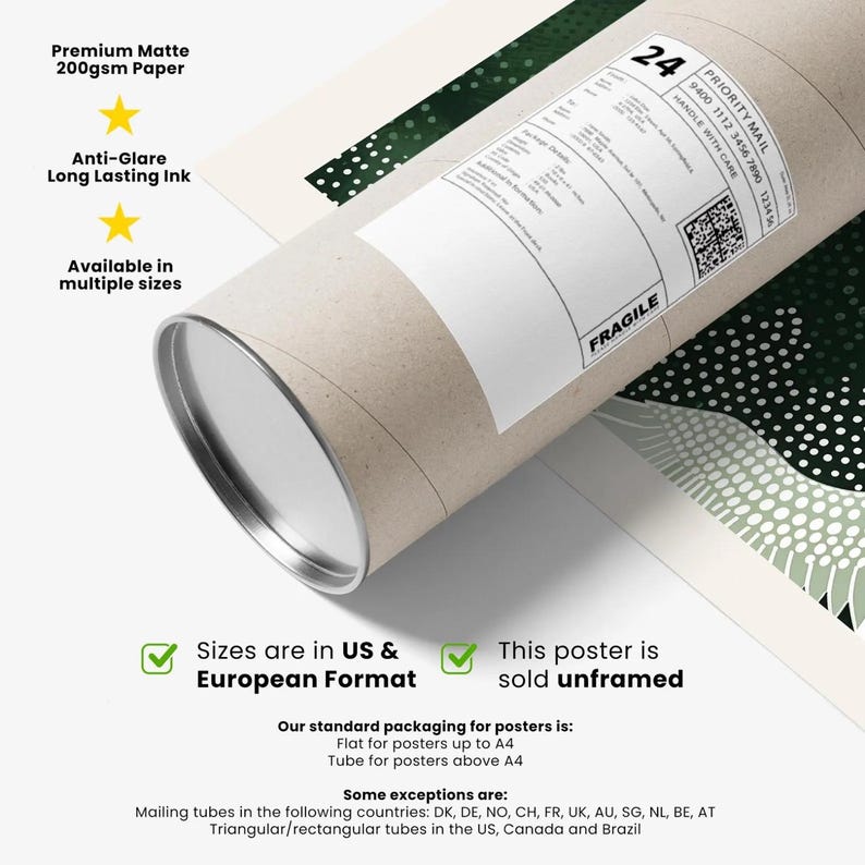 Op de afbeelding: Een opgerolde poster in een kartonnen koker, met een verzendlabel en het woord "FRAGILE". De poster is gedrukt op premium mat 200 g/m&sup2; papier met anti-glare, duurzame inkt en is verkrijgbaar in meerdere maten.