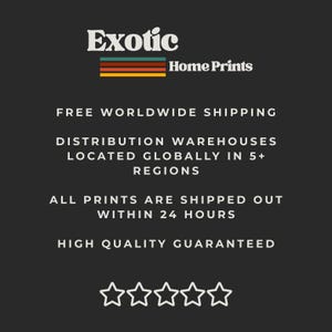 Op de afbeelding: Een donkergrijze afbeelding met de tekst "Exotic Home Prints". De tekst wordt vergezeld door een kleurrijk horizontaal balkontwerp. Extra tekst omvat "GRATIS WERELDWIJDE VERZENDING" en "HOGE KWALITEIT GEGARANDEERD".