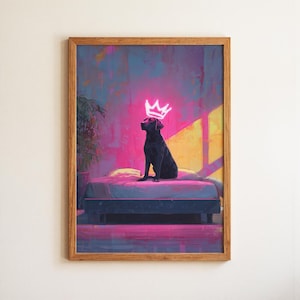 以下が含まれることがあります： 黒いラブラドールレトリバーがネオンの王冠をかぶり、ベッドに座っている額入りのアートプリント。アートワークはピンク、紫、黄色の鮮やかな色使いで、背景には植物があります。犬が主な被写体です。
