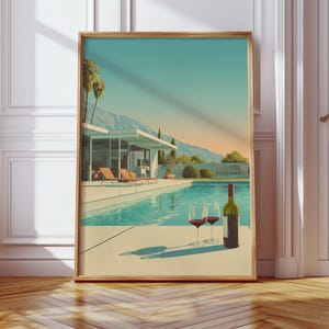 Peut inclure: Une affiche encadrée représente une maison moderne du milieu du siècle avec une piscine, des palmiers et des montagnes en arrière-plan. Une bouteille de vin et deux verres sont devant la piscine. L'œuvre a une palette de couleurs chaudes et une ambiance rétro.