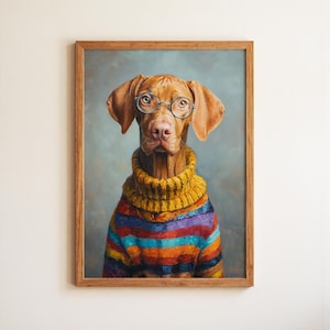 Könnte beinhalten: Gerahmtes Porträt eines Hundes mit runder Brille und einem bunten gestreiften Pullover. Der Hund hat braunes Fell und ist vor einem gedämpften blau-grauen Hintergrund abgebildet. Der Pullover hat horizontale Streifen in verschiedenen Farben, darunter Gelb, Lila und Orange.