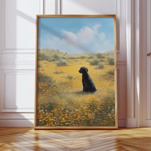 Puede incluir: Una impresión artística enmarcada que presenta un perro negro sentado en un campo de flores silvestres amarillas. El fondo muestra un cielo azul con nubes blancas y colinas. La obra de arte se exhibe en una habitación con paredes blancas y suelo de madera.