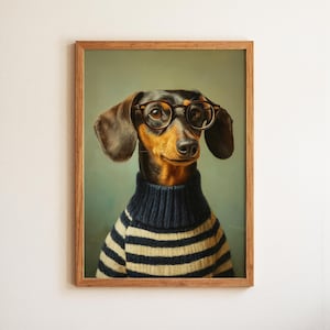 Könnte beinhalten: Gerahmtes Porträt eines Dackels mit runder Brille und einem marineblau-weiß gestreiften Pullover. Der Hund hat braunes und schwarzes Fell vor einem gedämpften grünen Hintergrund.