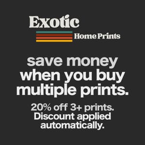 Op de afbeelding: Zwarte achtergrond met de tekst "Exotic Home Prints". De tekst "save money when you buy multiple prints" wordt in het wit weergegeven. De afbeelding vermeldt ook "20% korting op 3+ prints. Korting automatisch toegepast."