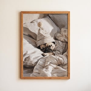 Puede incluir: Impresión enmarcada de un carlino durmiendo con gorro de dormir a rayas y pijama. El carlino está acurrucado en una cama con almohadas y una manta. La obra de arte utiliza una paleta de colores suaves y neutros.