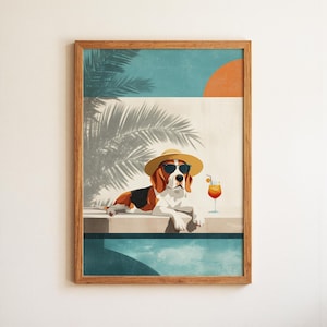 Puede incluir: Una impresión artística enmarcada representa un beagle con gafas de sol y un sombrero de paja, descansando junto a una piscina con un cóctel. La obra de arte presenta una escena soleada y tropical con sombras de palmeras y un sol naranja en el fondo.
