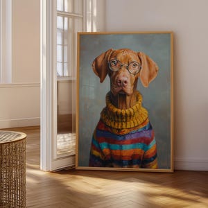 Puede incluir: Retrato enmarcado de un perro con gafas redondas y un su&eacute;ter a rayas de colores. El perro tiene pelaje marr&oacute;n y est&aacute; sobre un fondo gris apagado. La obra de arte se exhibe en una habitaci&oacute;n bien iluminada.